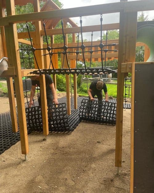 Innovative grass-reinforced safety mats designed to blend natural aesthetics with certified fall protection. Ideal for parks, school playgrounds, and landscape-integrated play zones, offering drainage and durability. 